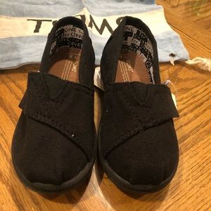 TOMS Tiny Classics  Black Canvas Size 8T